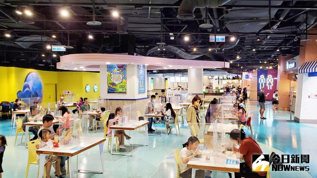 ▲為了減緩等待餐點的人流，以及叫號取餐等複雜流程，不少店家都會在點餐後給予「震動器」，方便提醒顧客，尤其在百貨公司的餐廳最常出現。（圖／記者陳美嘉攝，2021.07.27）