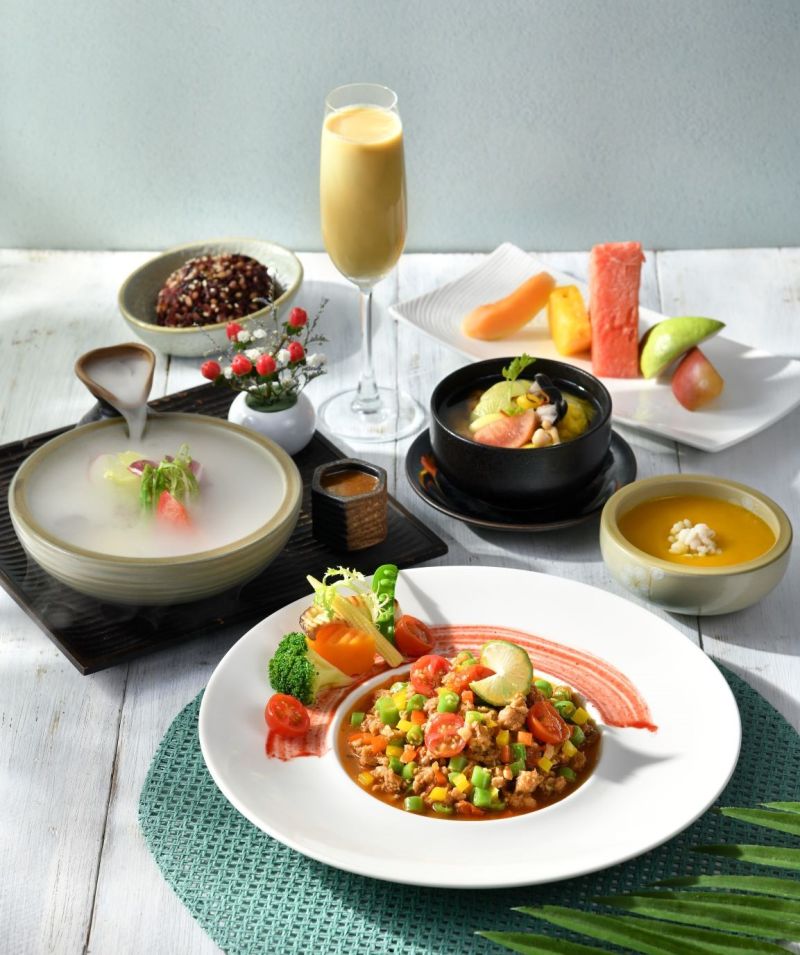 ▲寬心園迎接餐飲內用解封,推出異國風味料理「泰式打拋若」,採用植物肉烹調的精緻蔬食。(圖/寬心園提供)