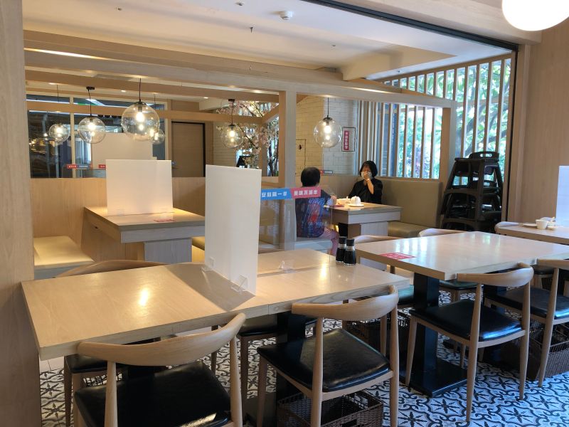 ▲中友百貨美食街及部份主題餐廳今起開放內用,己依中央指引做好萬全防疫措施。(圖/中友提供)