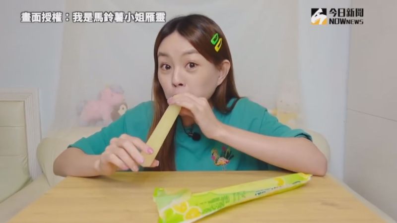 ▲大馬正妹試吃檸檬口味冰品直呼有馬來西亞的回憶。(圖/我是馬鈴薯小姐雁靈