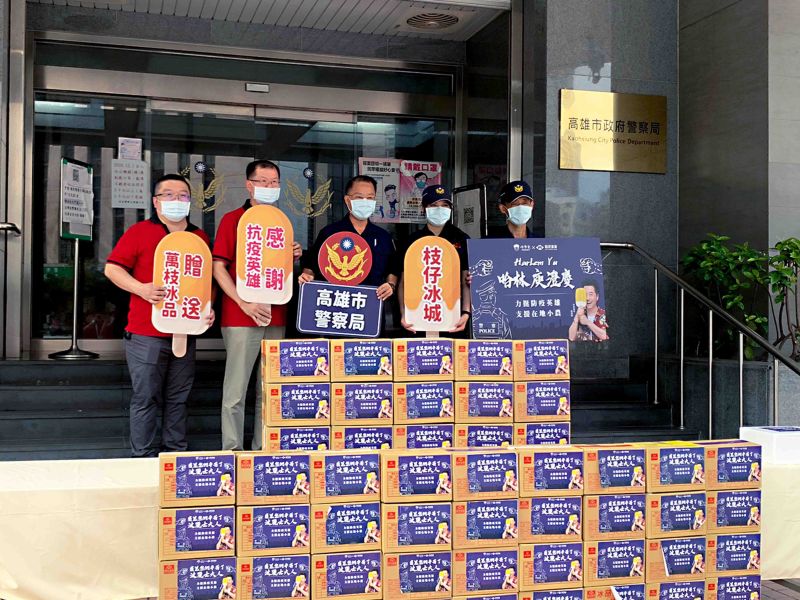 ▲庾澄慶送1.5萬支冰棒給警察。（ 圖／哈林工作室提供）