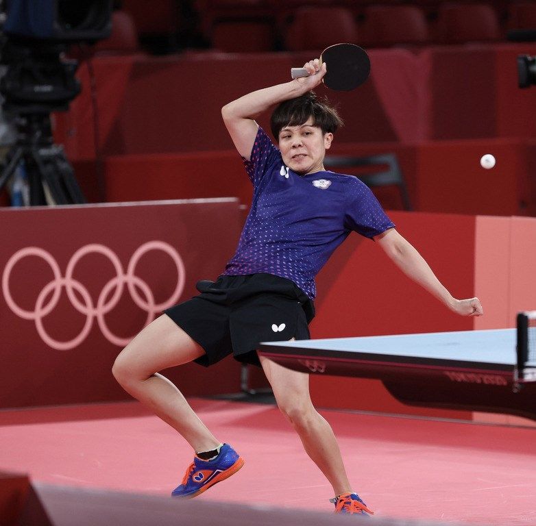 ▲出身台南的桌球好手鄭怡靜昨晚在東京奧運混雙項目拿下銅牌後，有民眾在網路發文批評台南市政府未善待桌球選手，鄭怡靜的父親今天出面緩頰，市府則指出，將針對問題持續改善。（圖/中央社）