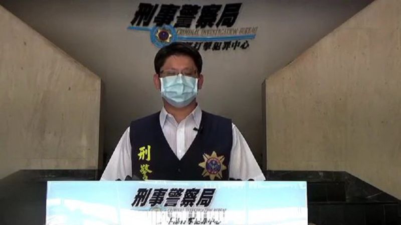 ▲刑事局中打偵二隊隊長江嘉勝說明「三方詐騙」手法。(圖/記者鄧力軍翻攝)