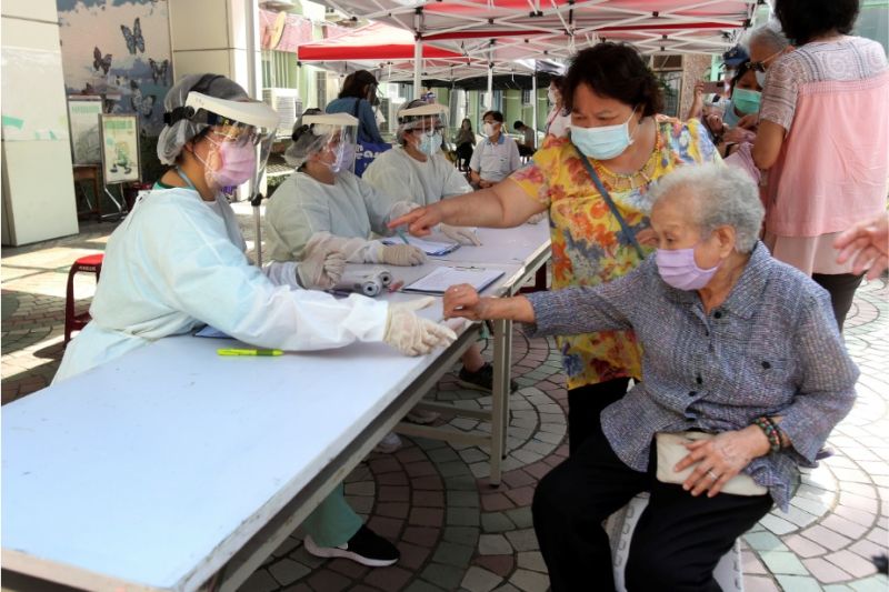 台灣疫情死亡率高達5%　彭博：歸咎於自滿心態