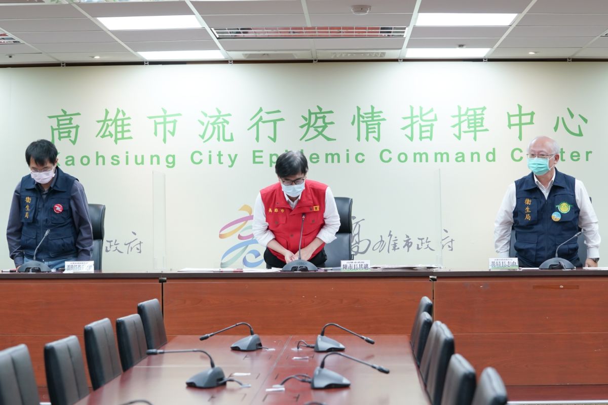 ▲高雄市長陳其邁今天領防疫團隊向市民鞠躬感謝大家在防疫期間的配合。(圖／高市府提供)