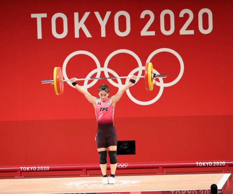 ▲被舉重選上的女神！郭婞淳勇奪東京奧運59公斤級金牌，她與槓鈴共舞出美麗新人生。（圖／體育署）