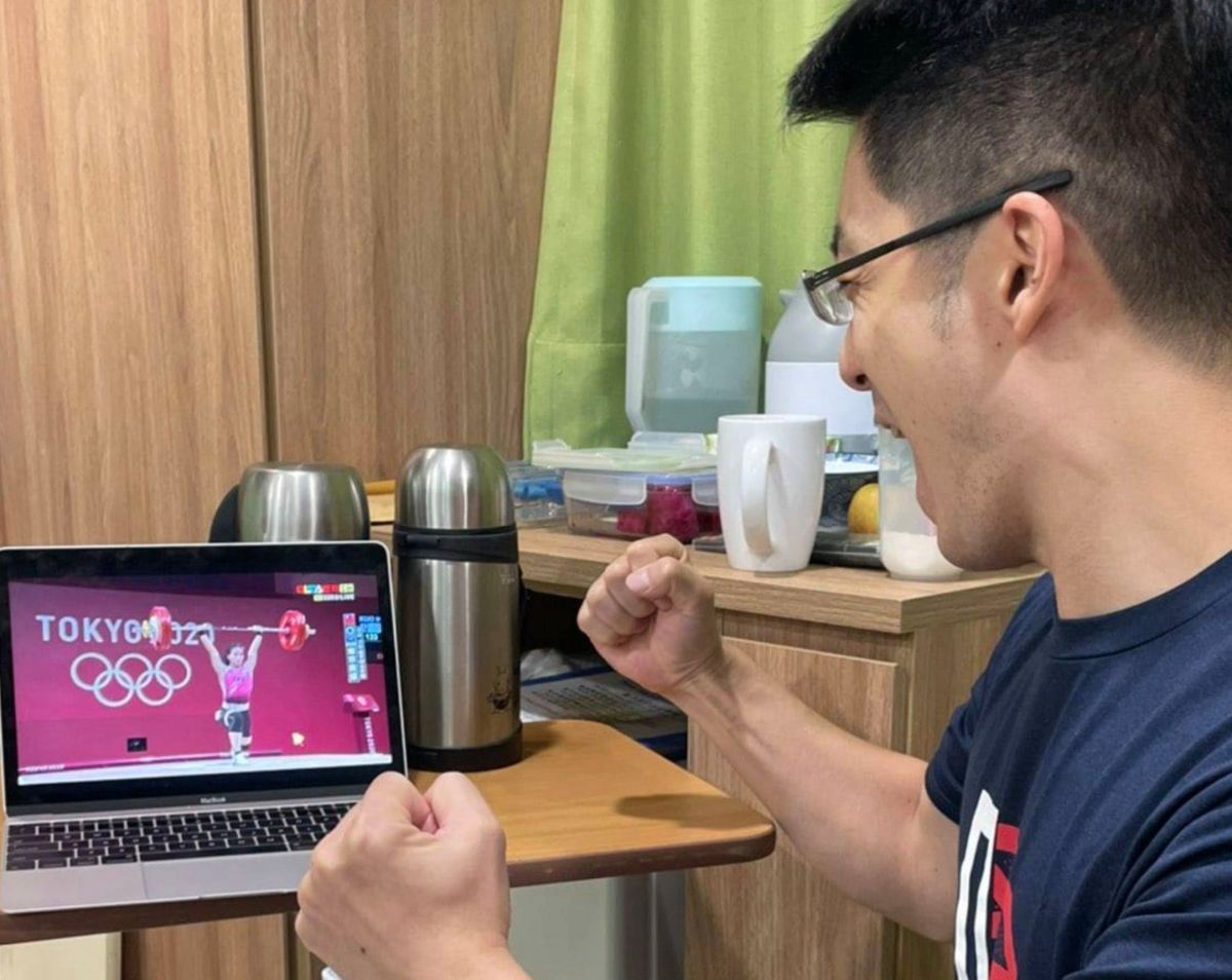 ▲蔣萬安狂賀舉著國手郭婞淳奪下中華隊首面金牌。（圖／翻攝自蔣萬安臉書）