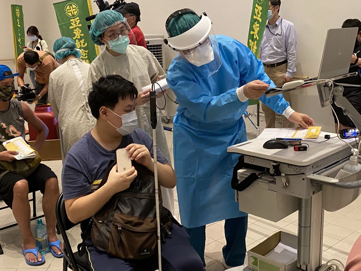 ▲亞東醫院表示，宇美町式施打法為視障朋友從最初的報到、醫師問診、疫苗注射，及留觀休息等流程皆不需移動。（圖／亞東醫院提供）
