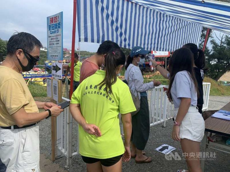 ▲配合疫情警戒全台降級,墾丁國家公園管理處與在地協會及業者攜手合作,完成防疫整備,首波開放5處沙灘供民眾遊憩。知名景點船帆石也配合開放,採單一入口,民眾配合相關防疫措施進入。(墾管處提供)中央社記者郭芷瑄傳真