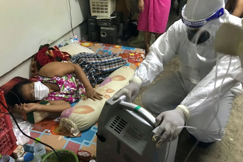 ▲泰國新冠肺炎疫情升溫，當地醫療系統負荷量過大，許多確診民眾只能自救。（圖／美聯社／達志影像）