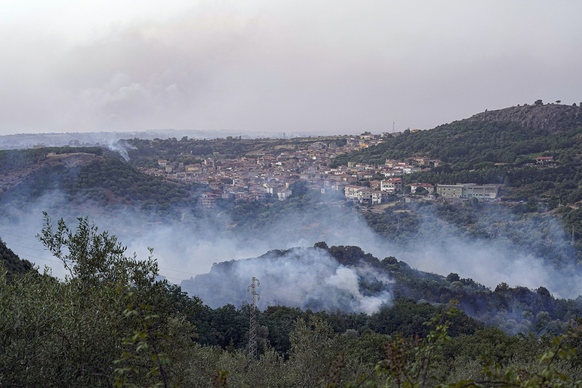▲義大利薩丁尼亞島，以及南歐其他地區受到乾燥天氣影響好發野火。（圖／美聯社／達志影像）