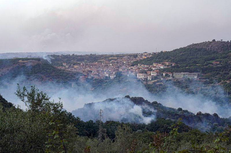 ▲義大利薩丁尼亞島，以及南歐其他地區受到乾燥天氣影響好發野火。（圖／美聯社／達志影像）