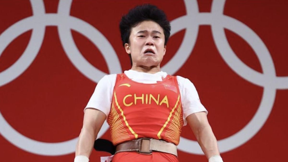 ▲中國選手侯志慧舉重時的照片引發熱議。（圖／翻攝中國駐斯里蘭卡大使館推特）
