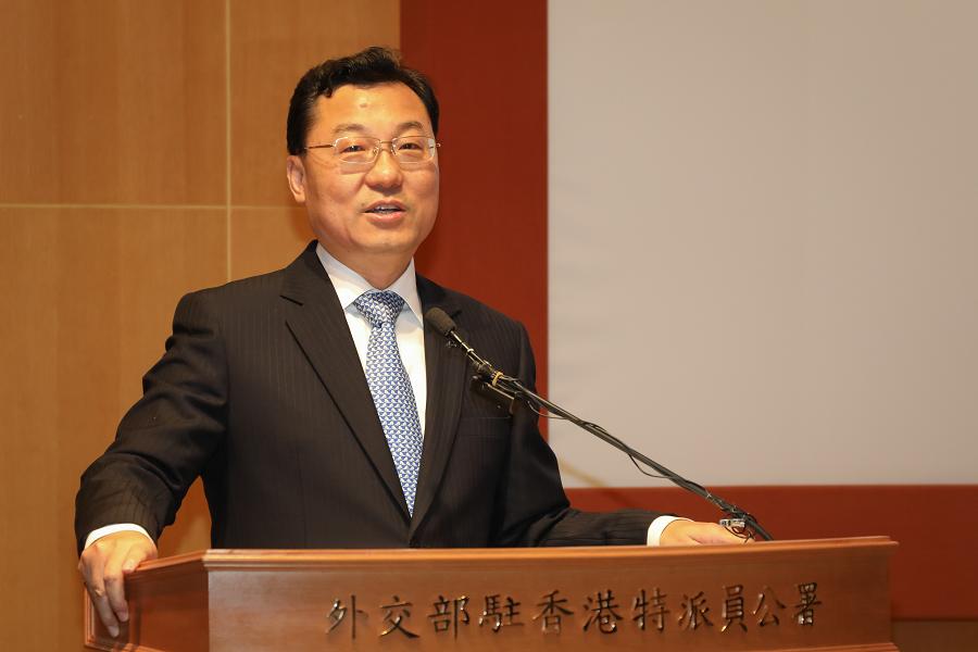 ▲中國外交部長秦剛遭到免職消息才剛傳出，接替秦剛出任中國駐美大使的謝鋒，原先預計出席今晚在中國駐美大使館舉行的中共解放軍建軍節活動，卻因受傷缺席，未能公開露面。（圖／翻攝自微博）