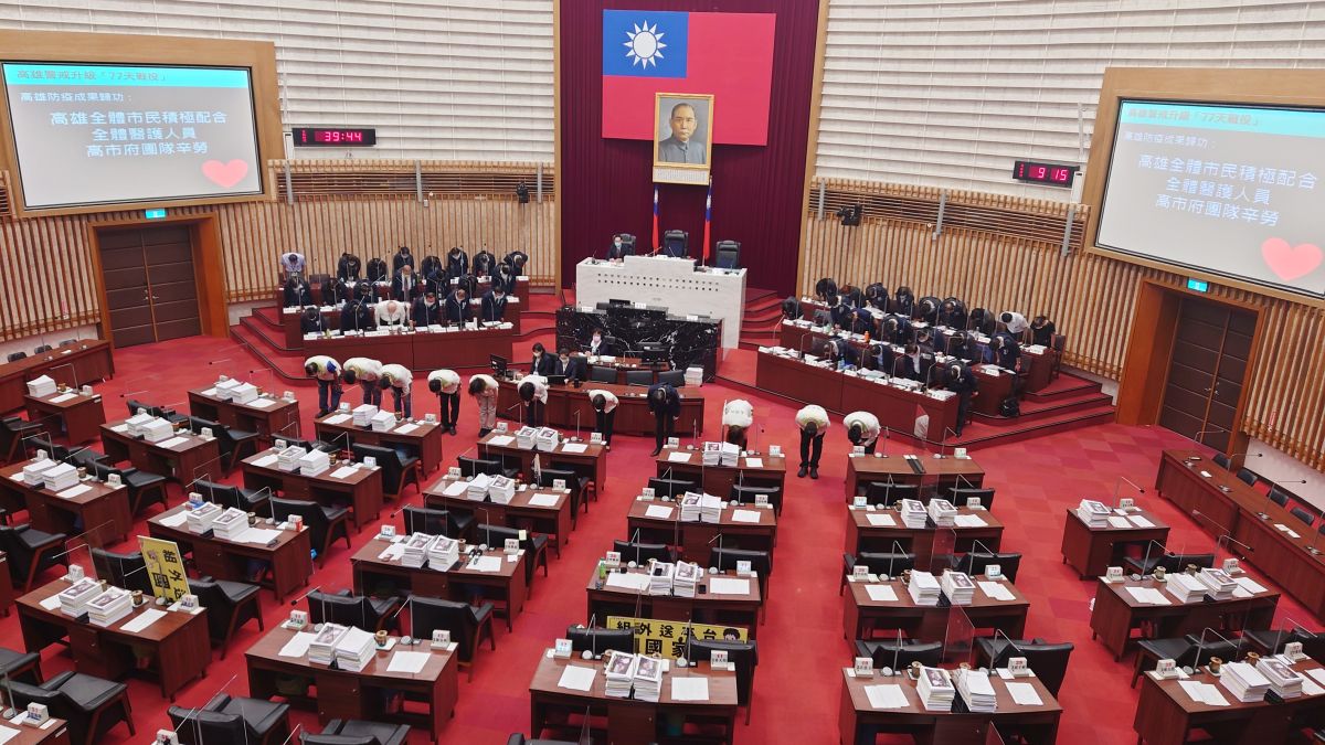 ▲民進黨議員郭建盟、康裕成、高閔琳、簡煥宗、陳慧文、李柏毅、邱俊憲，邀請議長曾麗燕、市長陳其邁及市府團隊一起敬禮，表達對高雄市民配合防疫的感謝。（圖／記者鄭婷襄攝，2021.07.28）