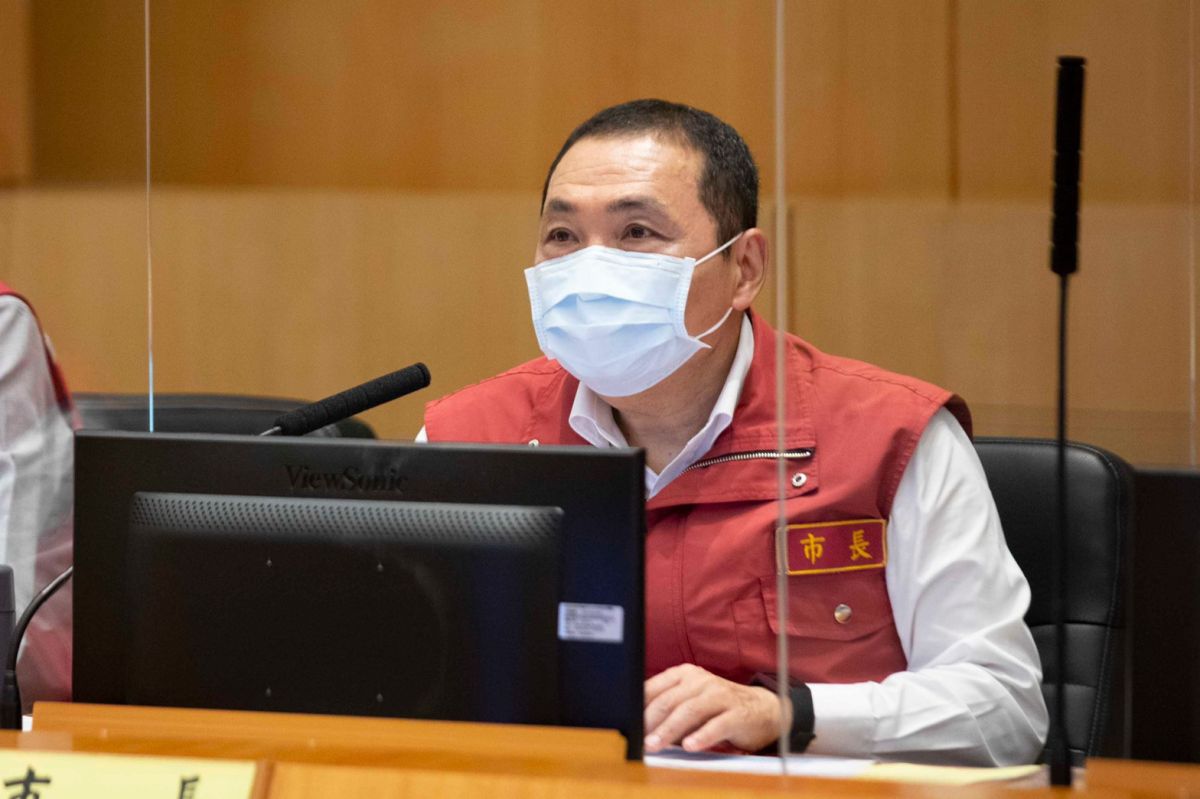 ▲侯友宜呼籲中央在數量配送上一定要精準，否則一些符合資格也收到簡訊的民眾卻打不到，相當不公平。（圖／新北市政府提供）