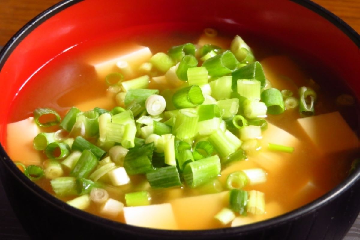 ▲味噌湯是日本極具代表性的湯品之一，像是吃壽司、丼飯等等，不少人都會喝上一碗。（示意圖／翻攝photoAC）