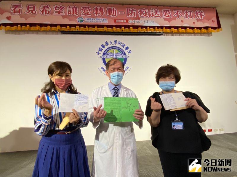 ▲中國附醫偕企業做公益,受贈學童感謝善心助學,致送感謝卡。(圖/記者金武鳳攝,2021.7.28)