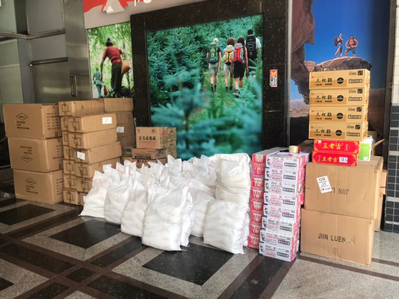 ▲中國附醫偕企業捐贈的筆電及白米等物資堆得像小山。(圖/中國附醫提供)