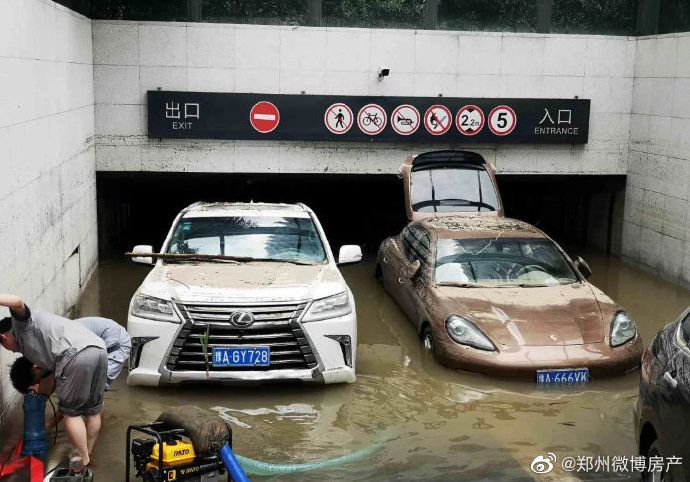▲中國河南省鄭州遭洪水侵襲，傳出有高級社區的地下停車場有200多輛名車慘遭水淹。（圖／翻攝自微博）