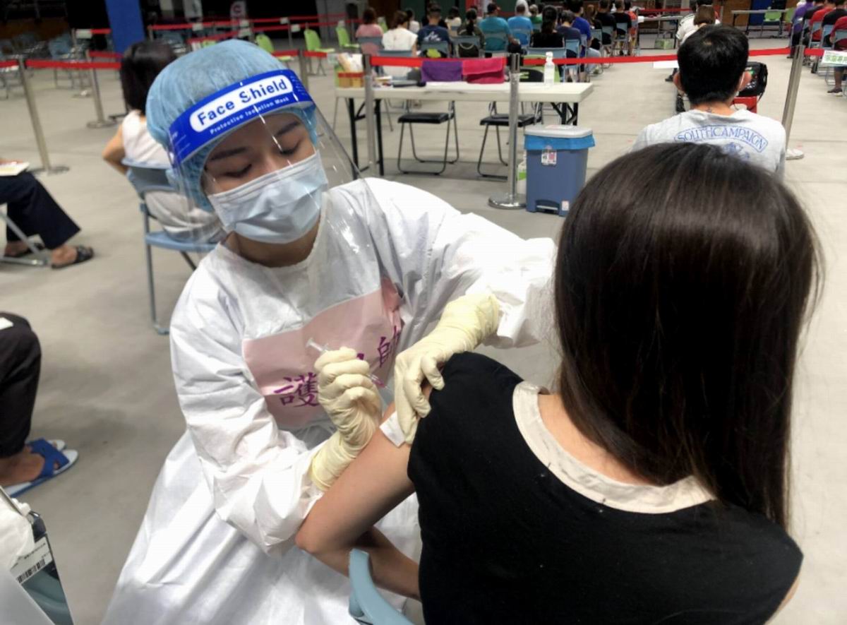 ▲衛福部食藥署今（2）日宣布，已於7月30日傍晚完成高端公司生產首4批高端新冠肺炎疫苗（MVC COVID-19 Vaccine）共計26萬5528劑的審查與檢驗，並核發封緘證明書﹔至於何時使用則由指揮中心拍板。（資料照／屏東縣政府提供）