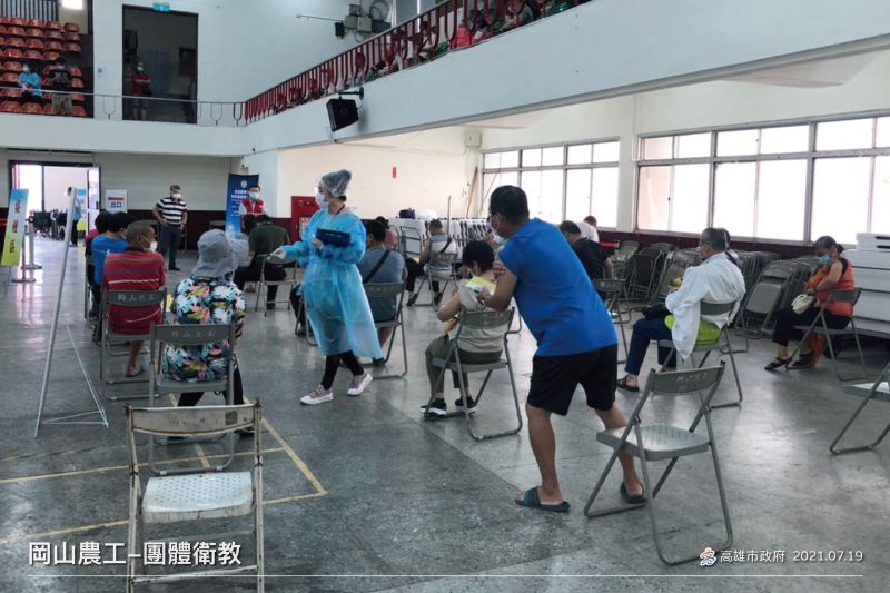 ▲高雄市苗接種均依據排程名冊按部就班,這是一貫的原則且醫療院所都相當節約,因此雖然比較緊張但勉強可以平衡。(圖/高市府提供)