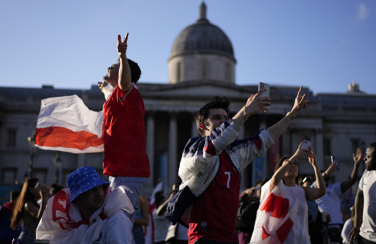 ▲部分專家認為，英國疫情趨緩是受到戶外活動增加、歐洲盃結束等因素影響。圖為7月初觀賞歐洲盃足球賽的英國民眾。（圖／美聯社／達志影像）