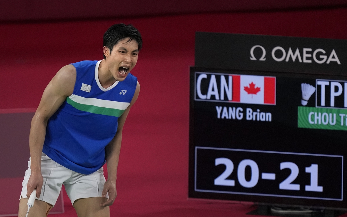 ▲我國羽球男單一哥周天成今（28）日擊敗加拿大華裔選手楊燦，取得小組第一晉級8強。（圖／美聯社／達志影像）