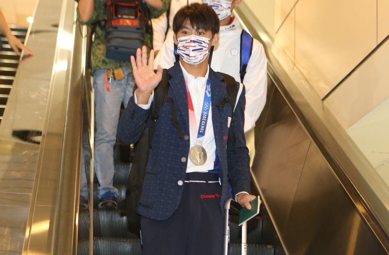 ▲在東京奧運勇奪銀牌的柔道「男神」楊勇緯、28日返抵國門。(體育署提供)