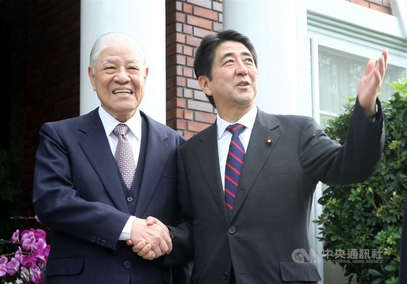 ▲已故總統李登輝（左）2010年10月31日在外雙溪翠山莊會見時任日本首相安倍晉三。（中央社檔案照片）