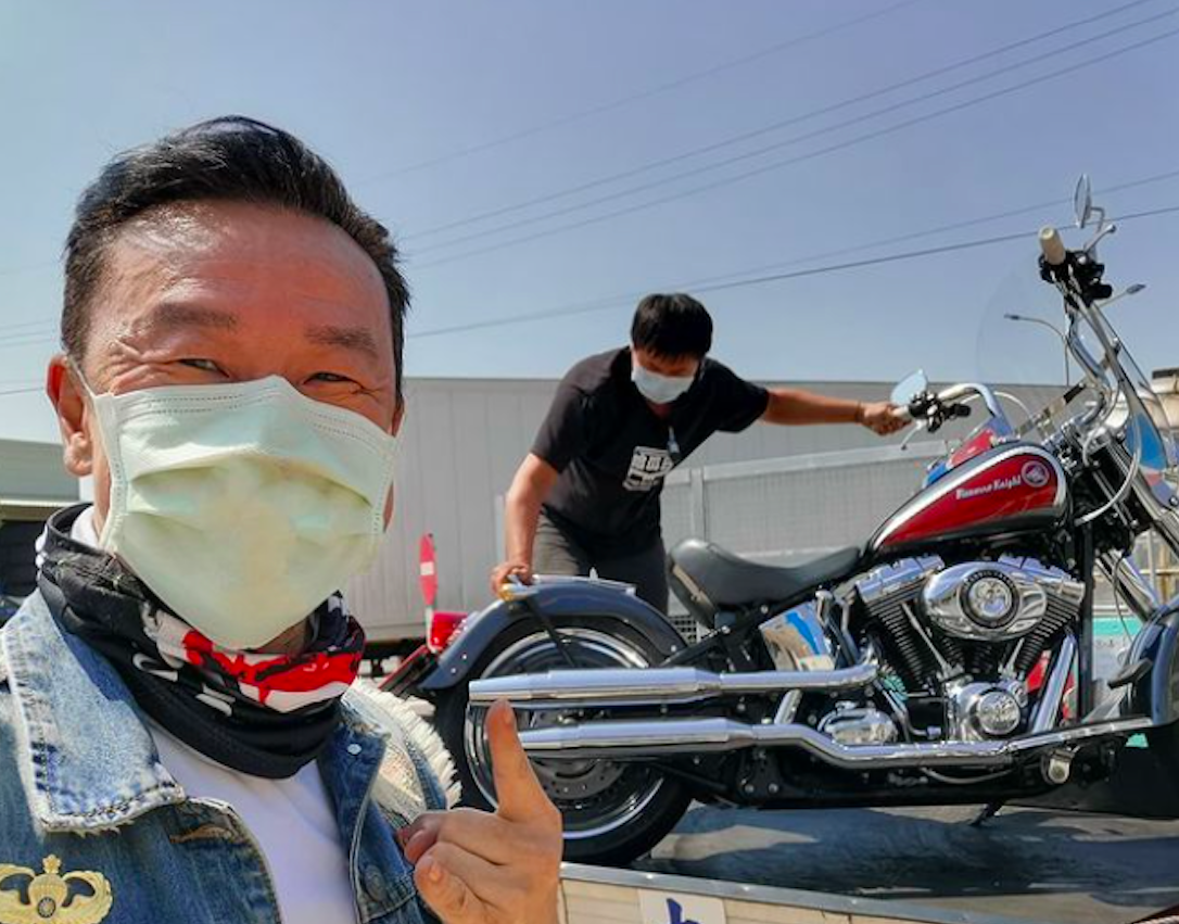 ▲陳為民（左）的重機加完油後拋錨，在路邊等待救援。（圖／翻攝陳為民IG）