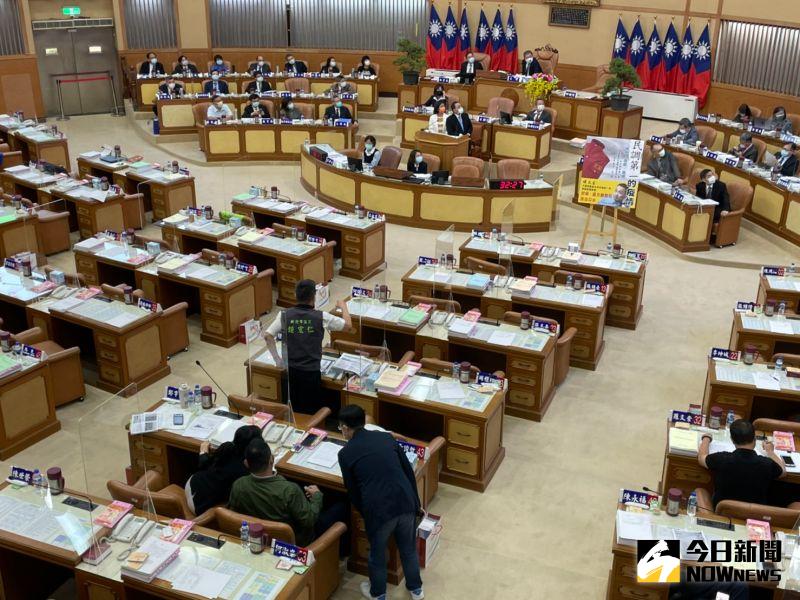 ▲新北市議員鍾宏仁質詢侯友宜。(圖/記者陳志仁攝,2021.07.28)
