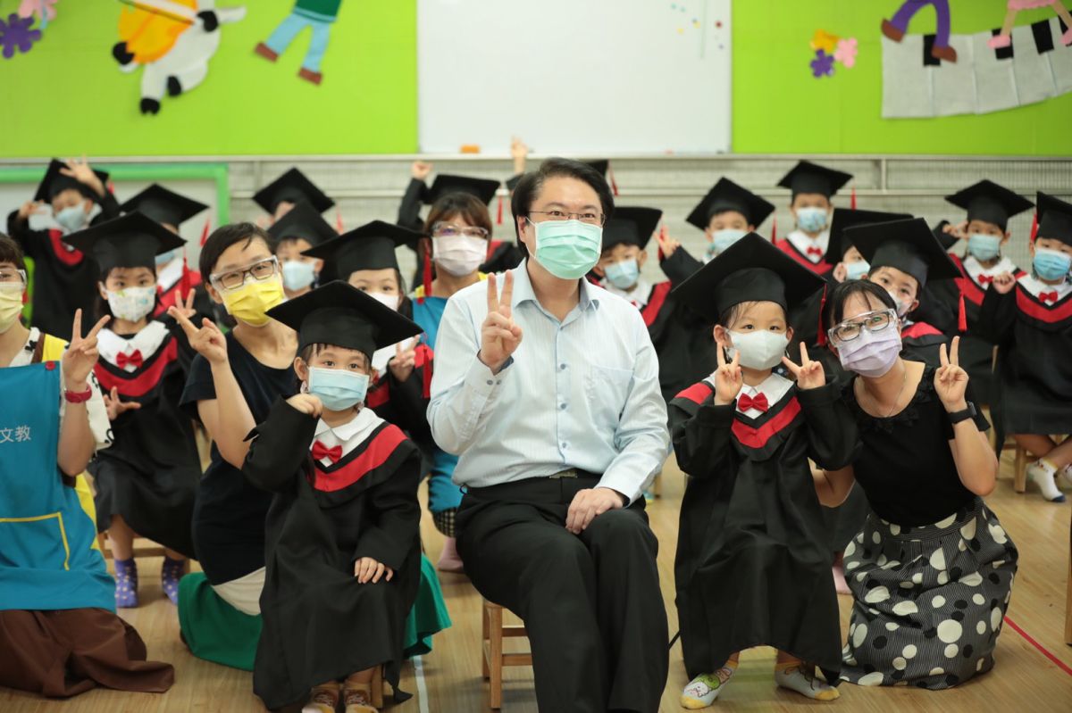 ▲基隆市長林右昌今（28）日前往若石幼兒園了解復課及防疫的情形，巧遇該園為小朋友補辦小型畢業典禮。（圖／基隆市政府提供）