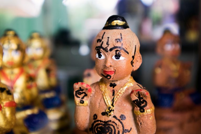 ▲出國買紀念品注意，日本神社的娃娃、泰國古曼童都有眾多禁忌，命理師提醒要注意來路不明的手工藝品，可能是古代陪葬用品。（示意圖／shutterstock）
