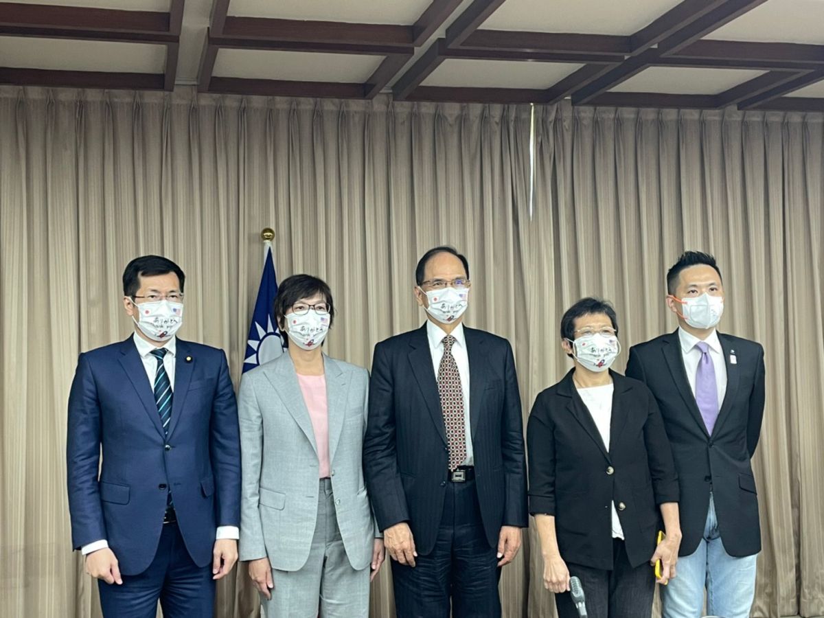 ▲首屆「台美日國會議員戰略論壇」視訊會議登場，包含民主進步黨團羅致政委員（左一）、中國國民黨團陳以信委員（右一）、民眾黨團蔡壁如委員（左二）、時代力量黨團陳椒華委員與立法院長游錫堃代表出席。(圖／蔡壁如國會辦公室提供)