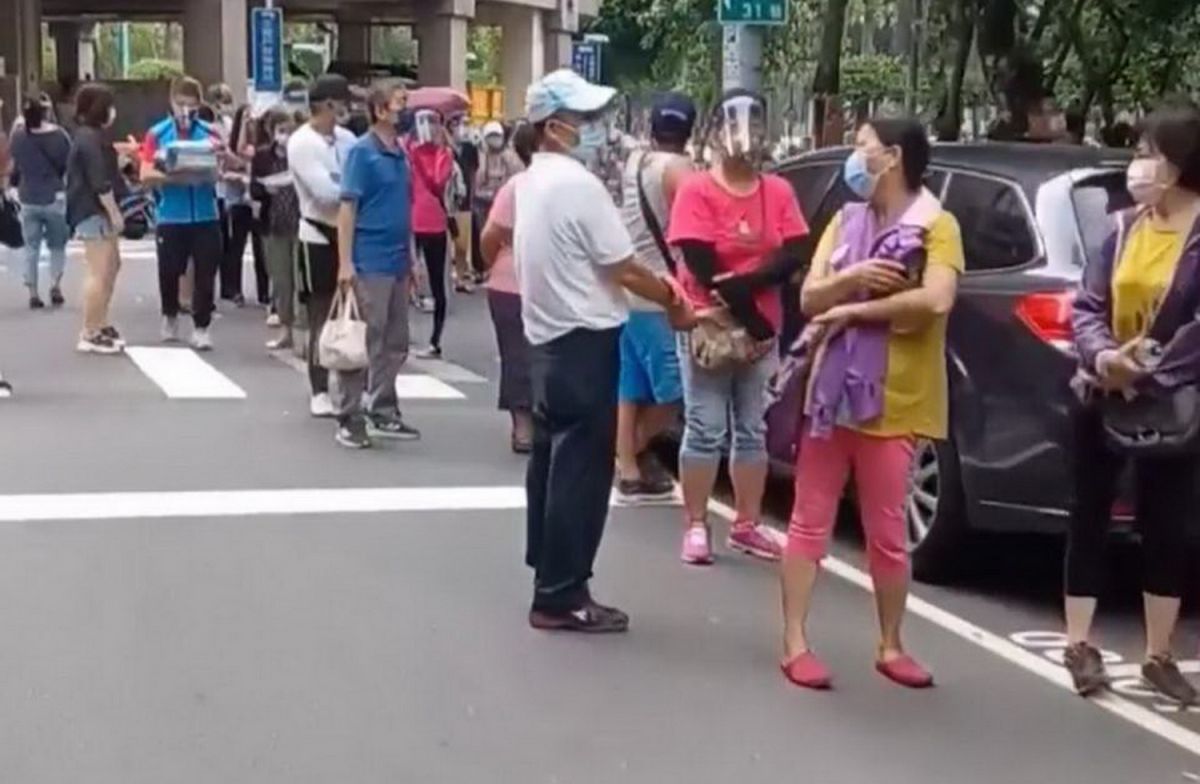 ▲彭佳芸秀出照片說，排隊的隊伍一直維持1000人左右，每人間隔不要說1.5公尺，可能連15公分都不到。（圖／新北市議員彭佳芸提供）