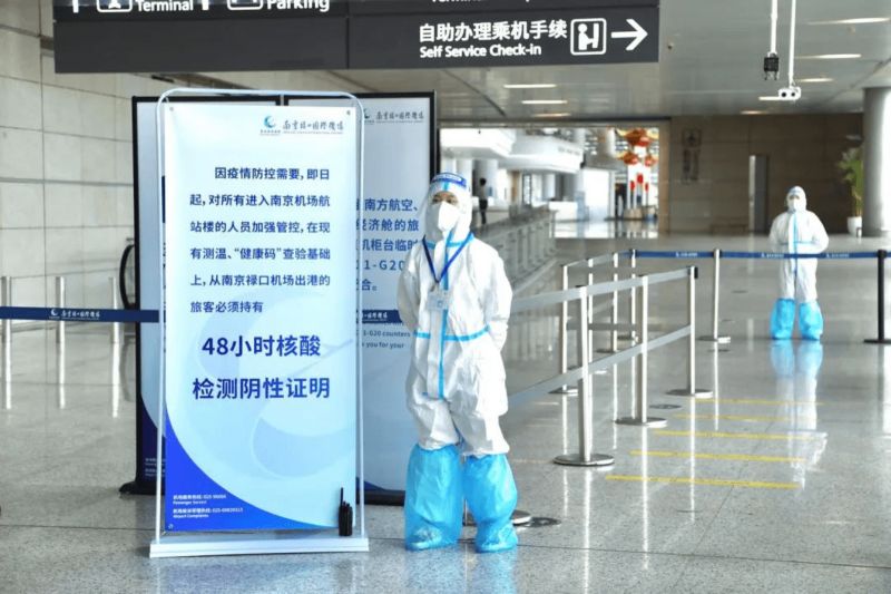 ▲疫情發生後，南京祿口機場嚴格查驗從南京機場出港旅客的48小時核酸陰性證明。（圖／翻攝自搜狐）