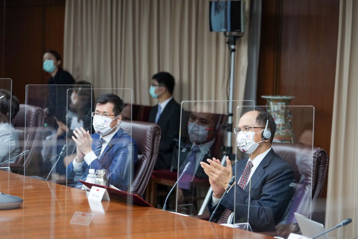 ▲首屆「台美日國會議員戰略論壇」視訊會議今（29）日登場，立法院長游錫堃（右）以立法院「台日交流聯誼會」會長名義參加。(圖／游錫堃辦公室提供)