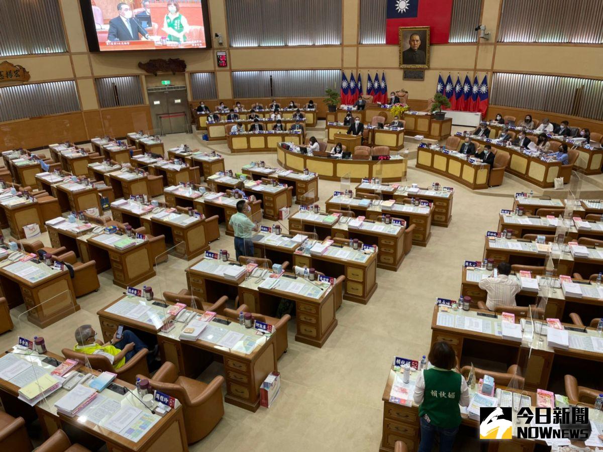 ▲新北市議員賴秋媚質詢新北市長侯友宜，未來新北市開學授課的方式，是否也採線上線下教學？（圖／記者陳志仁攝，2021.07.29）