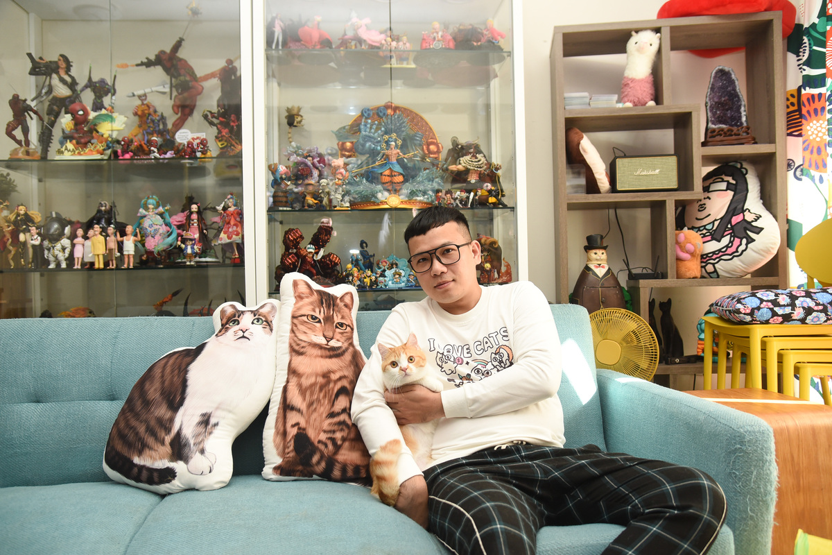 ▲人氣插畫家辛卡米克抱著領養的第七隻浪貓「淇淇」，跟寵毛網侃侃而談成為貓奴的故事。（圖／寵毛網，記者陳明安攝）