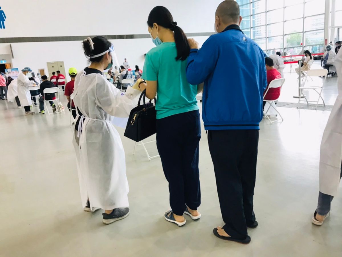 ▲高市府於疫苗接種間在勞工局與經發局、衛生局共同合作下，針對接受勞工局促進就業服務之身心障礙朋友約400人，辦理專案接種疫苗服務。（圖／高市府提供）

