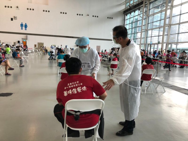 ▲▲勞工局長周登春表示,在市府各局處合作積極規劃整合疫苗接種服務量能,安排專案施打,讓身障朋友得以順利接種疫苗,嘉惠弱勢。(圖/高市府提供)