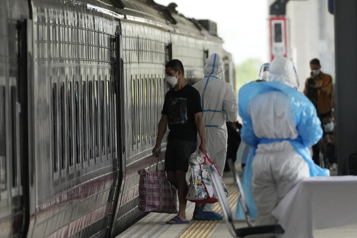 ▲泰國政府今天公布境內發現第一起COVID-19（2019冠狀病毒疾病）變異株Omicron病例，是一名來自美國的旅客。（圖／美聯社／達志影像）