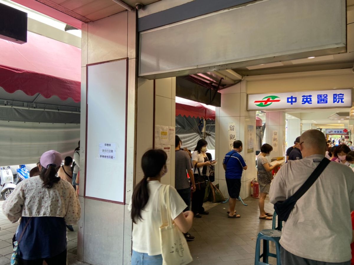 ▲新北市議員何博文今（29）日質詢時爆料，板橋區中英醫院也出現免預約施打疫苗的情形。（圖／新北市議員何博文提供）