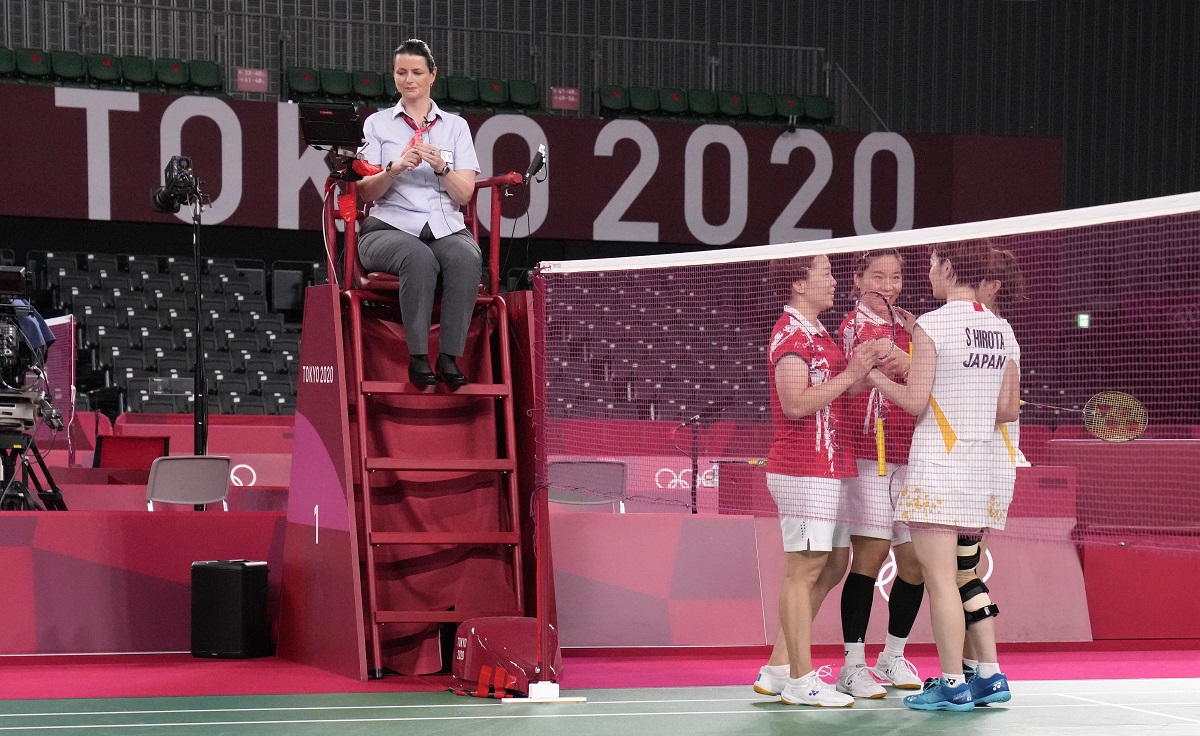▲東京奧運羽球女雙八強賽事結束後，大陸陳清晨/賈一凡(紅衣)稱讚日本福島由紀/廣田彩花，展現最佳體育精神。（圖／美聯社／達志影像）