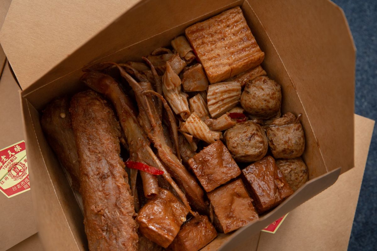 ▲東奧選手返台後，總統府送上特製早餐，其中滷味不含丁香引發討論。（圖／翻攝自蔡英文臉書）