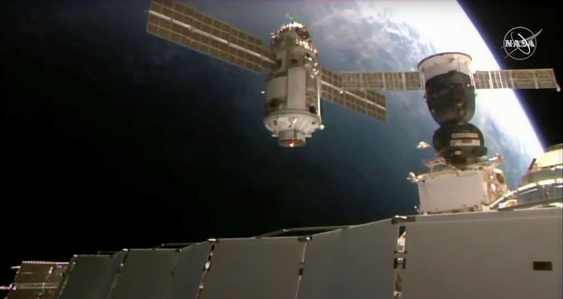 ▲俄羅斯今天表示，下月將出動一艘太空船前往國際太空站（ISS），接回3名太空人，這3名太空人原本計劃搭乘的返航載具遭一枚小流星體撞擊受損。（圖／美聯社／達志影像）