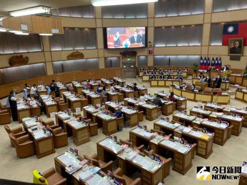 ▲周勝考不滿的指出,議員何博文、戴瑋姍稱有官員私下透露,「有疫苗的額度可給議員」,是汙衊、損壞國民黨。(圖/記者陳志仁攝,2021.07.30)