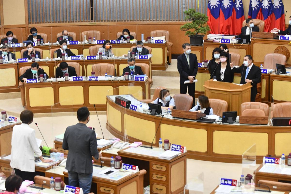▲新北市議會今（30）日進行最後一天的市政總質詢，新北市議員江怡臻與陳偉杰進行聯合質詢。（圖／記者陳志仁攝，2021.07.30）