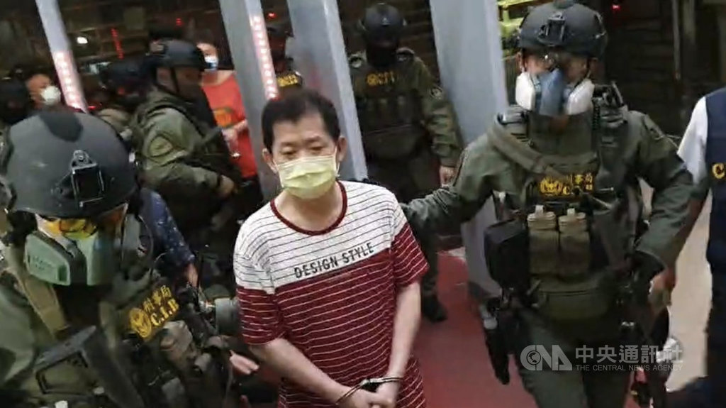 ▲刑事警察局懷疑天道盟美鷹會要角王鑫（中）等人涉重大刑案，掌握線索後，29日赴王鑫在新北市住處搜索逮人，並循線拘提幫派其他重要成員到案。經漏夜偵訊，警方依違反組織犯罪防制條例等罪嫌將王鑫等4人移送台北地檢署偵辦。（圖/中央社）